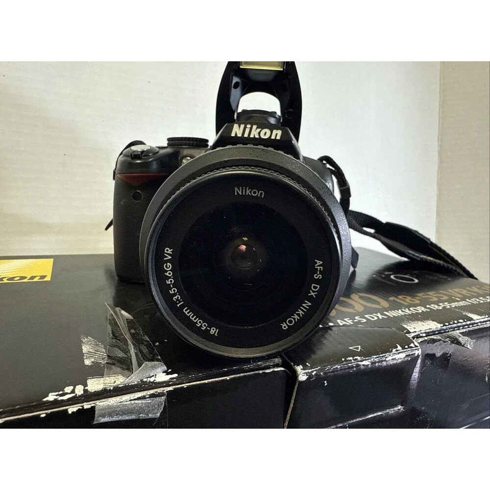 Nikon D3000 Digital SLR Camera w/ 18-55mm VR Lens , w/ 4 Batteries Box KIT ✅